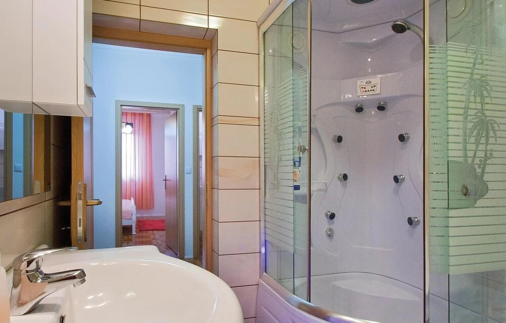 Nice Home in Valtursko Polje With Wifi and 2 Bedrooms