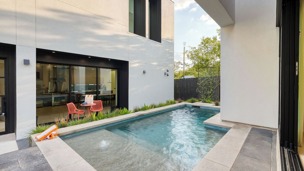 Modern East Austin Home w/ Pool, Near Downtown & Lady Bird Lake Casa 1803 by Avantstay