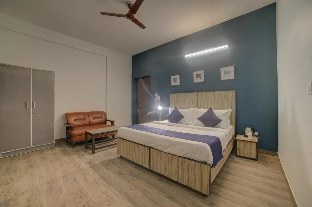 SilverKey Executive Stays 30271 Shoprix mall Sector 61