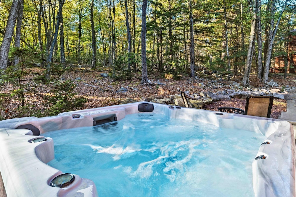 Poconos Speakeasy Hot Tub Dog-friendly Near Ski