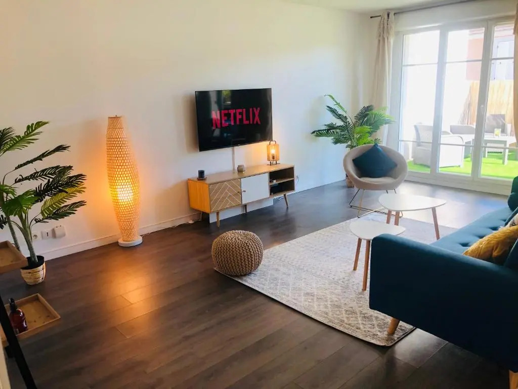 7 minutes Disney/Netflix/Terrace/Car park