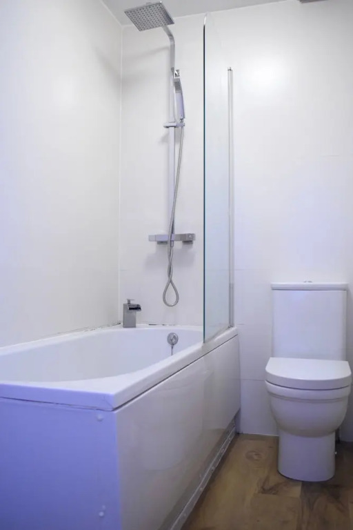 Light and Open 2 Bedroom Flat by Gloucester Road