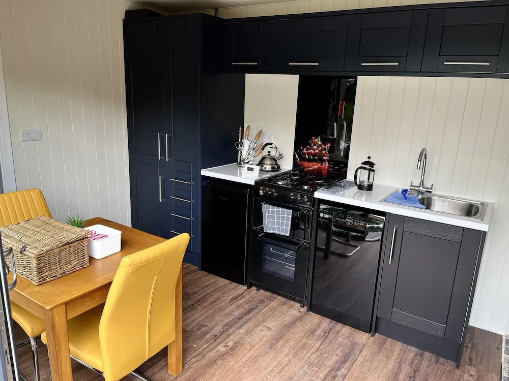 Pine Boutique Lodge with hot tub for couples & dog