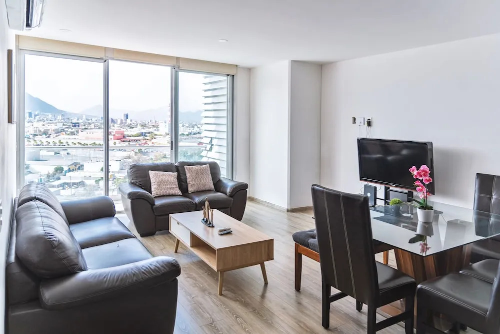 Apartment pool and gym. 6 pers. 1 KSB, 2SB, 1 TwinB, 2BTH by Mty. Living