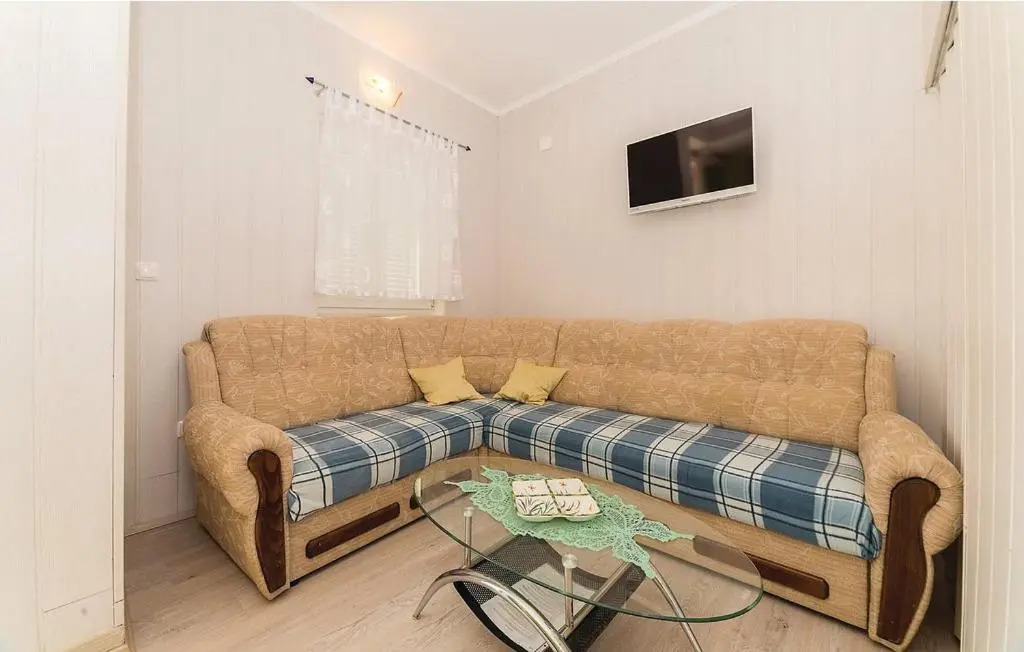 Apartments Stjepan with Balcony, Novalja