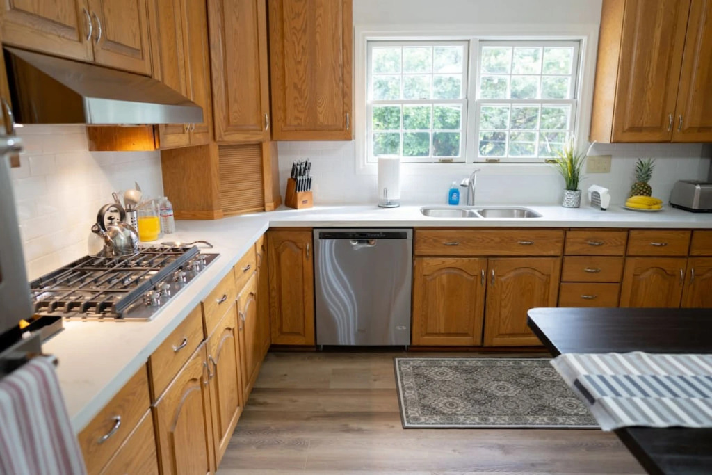 BEAUTIFUL 4-BEDROOM BURBANK HOME WITH SWIMMING POOL!  (p12)