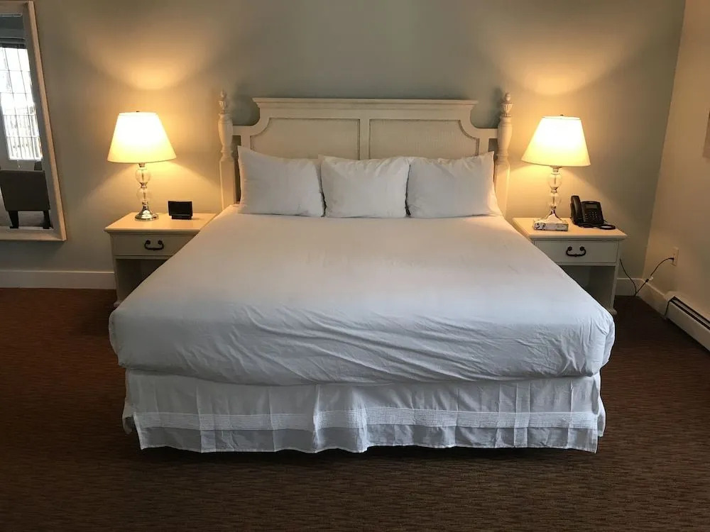 Admirals Inn Resort