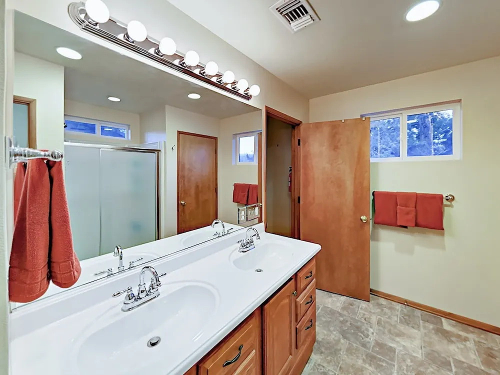 1027 Pine Mountain Drive Home 3 Bedrooms 2.5 Bathrooms Home