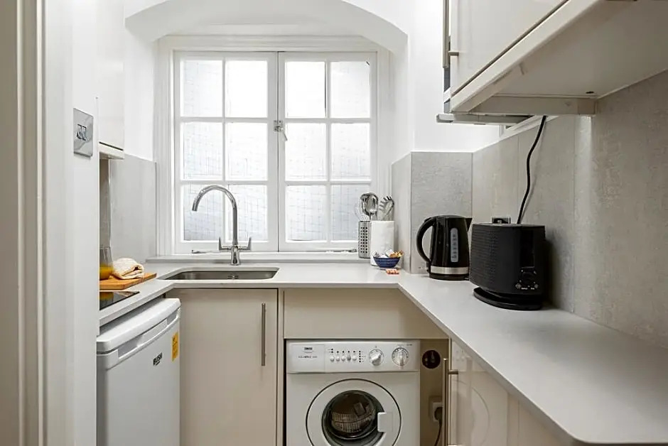 CAPITAL Sloane Street Studio with Balcony