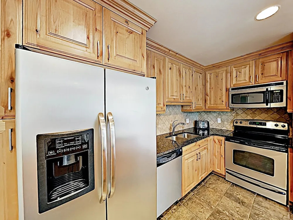 New Listing! Ski Basecamp W/ Hot Tub, Walk To Lift 3 Bedroom Townhouse