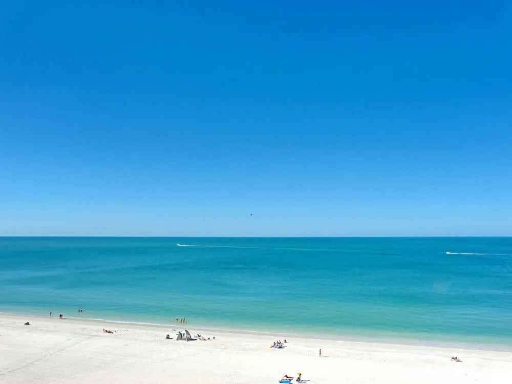 Beachfront Condo With Huge Views/pools/tennis/grills