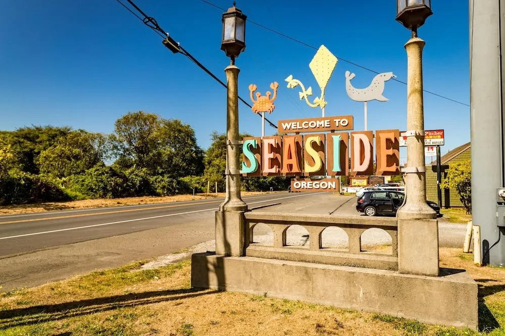 Cozy Gathering Space and Sparkling Amenities - Charming Seaside Haven