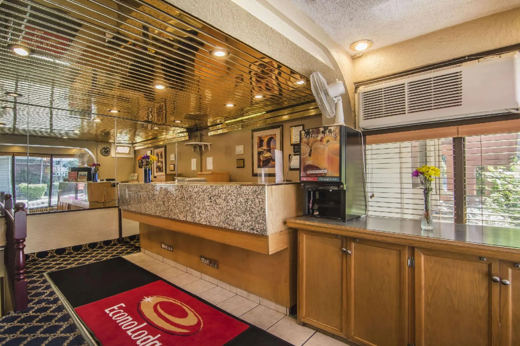 Econo Lodge Motel Village