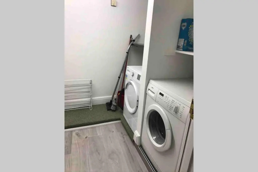 Flat 1, 22 the square