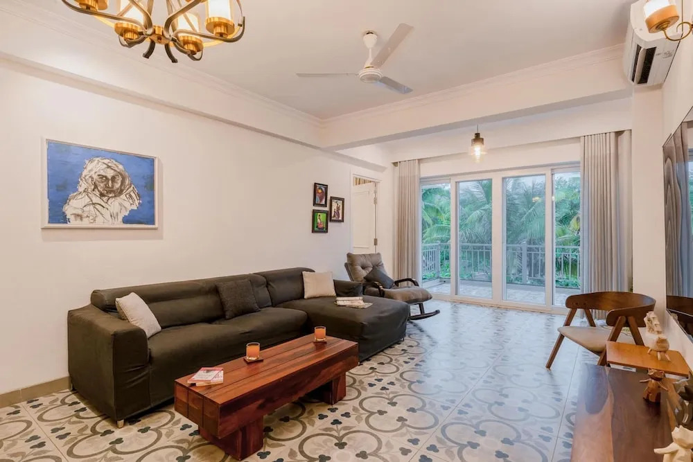 Luxe Apt w Balcony Rooftop Pool 15 min to Beach