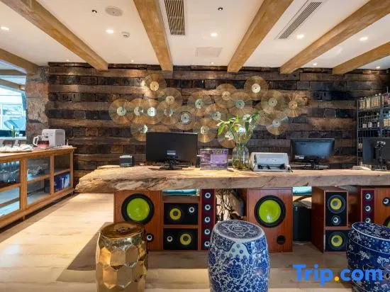 Xinyibao Hong Kong Fengli Luxury Hotel (Feihua Touch Water Shop)