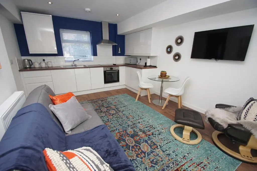 Air Host and Stay - Apartment 4 Broadhurst Court sleeps 4 minutes from town centre