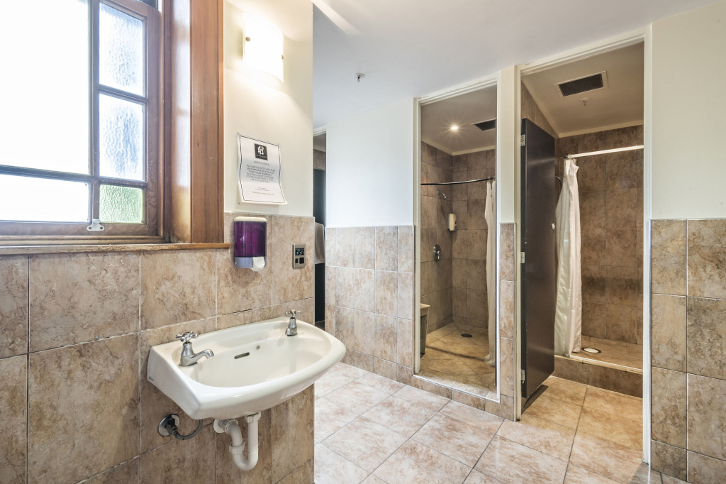 The Cambridge Hotel & Backpackers