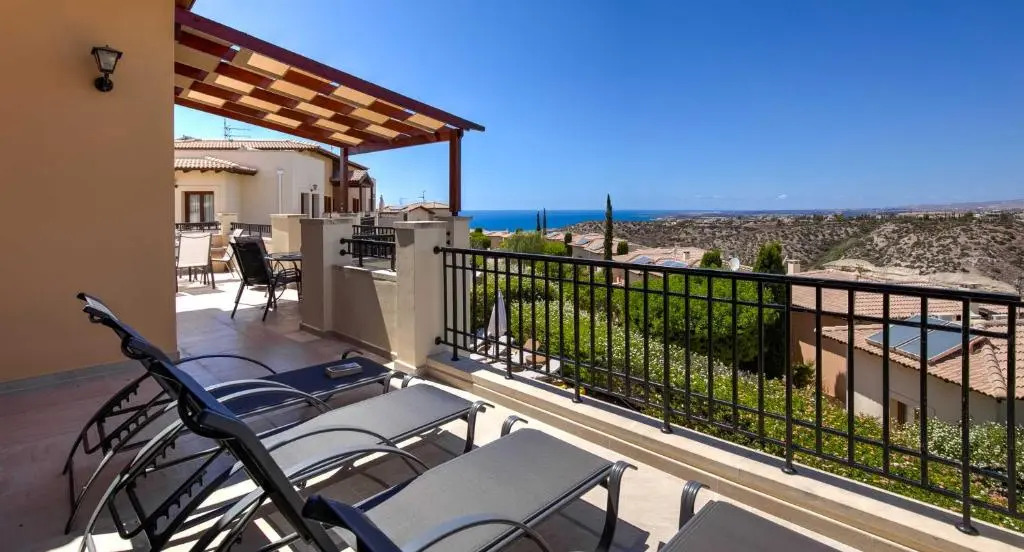 Modern apartment NZ11 large balconies with Sea and Mountain Views