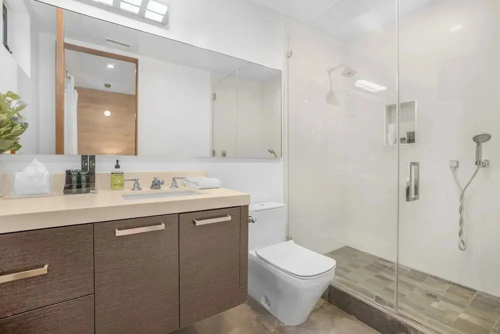 Louise Modern - Luxury Smart Estate in Encino w/ Pool, Gym & Spa