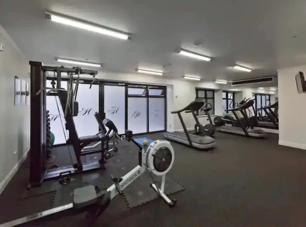 Cozy City Apt | Pool, Gym & View | Zodiak Stays