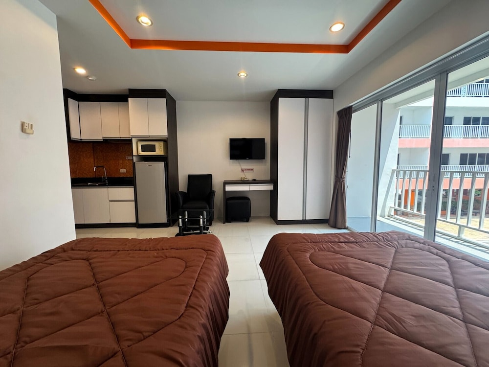 Comfortable Pool-view Studio With Balcony - Pratumnak, Pattaya