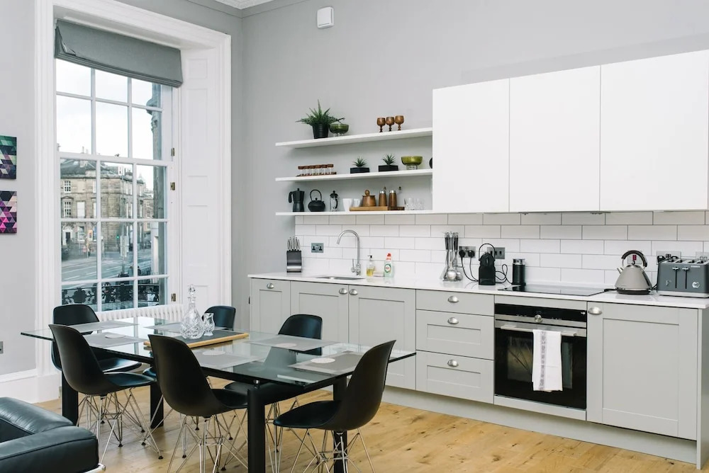JOIVY Apartments - Huge 5* Georgian Apartment - Great Location