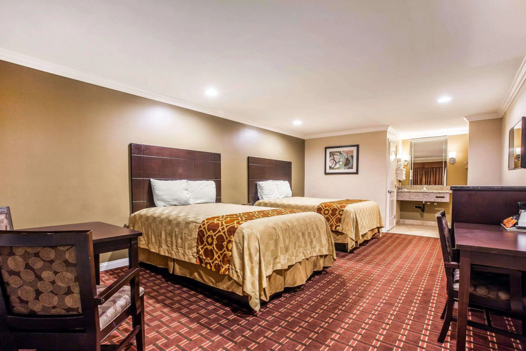 Rodeway Inn & Suites Bellflower