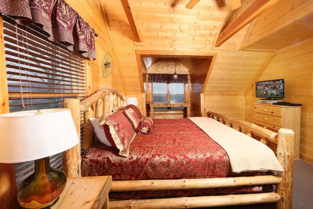 Rising Eagle Lodge - Eight Bedroom Cabin