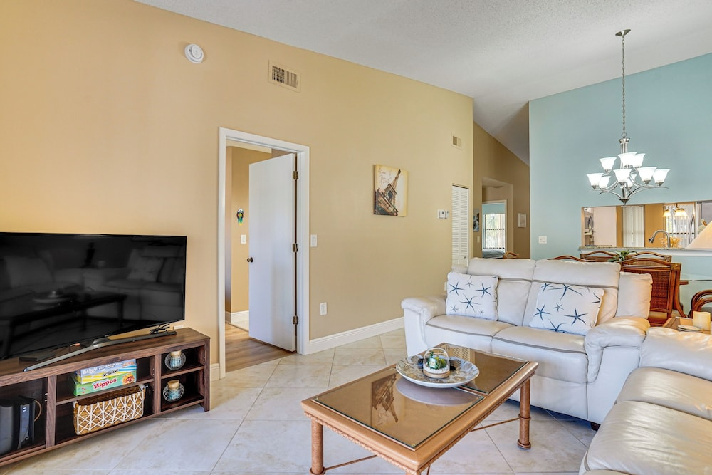 Resort-style Condo 6 Mi to Bradenton Beach!