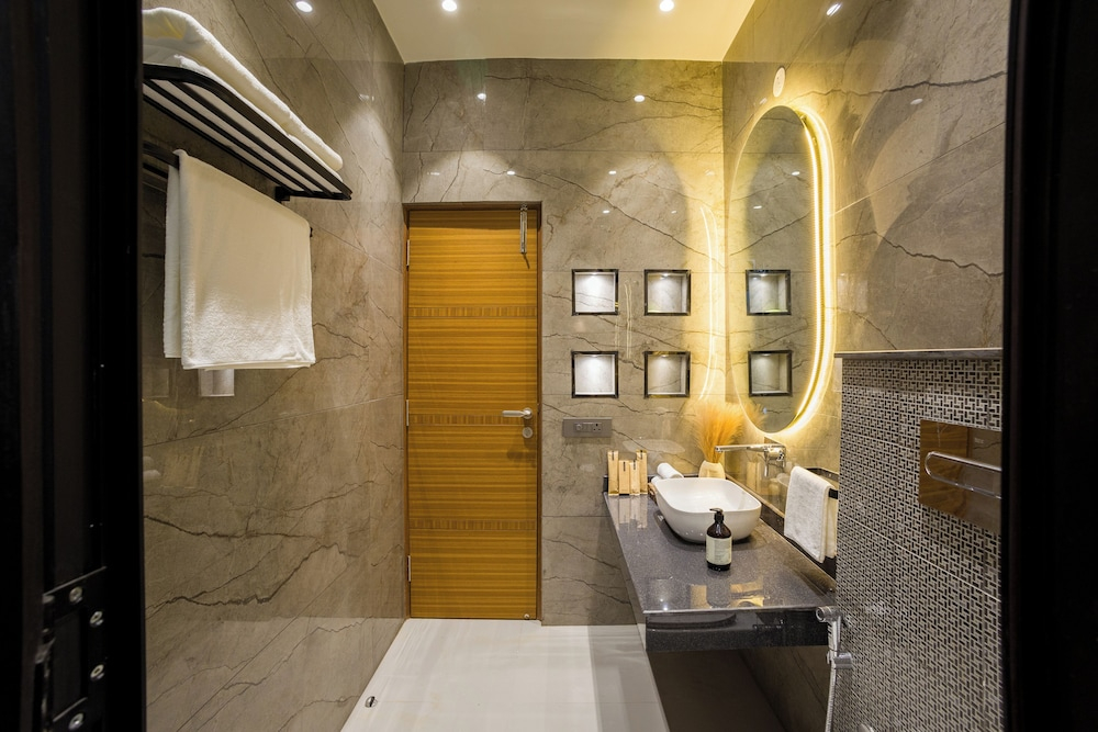 ELIVAAS Varsha Greens 4 BHK with Pool