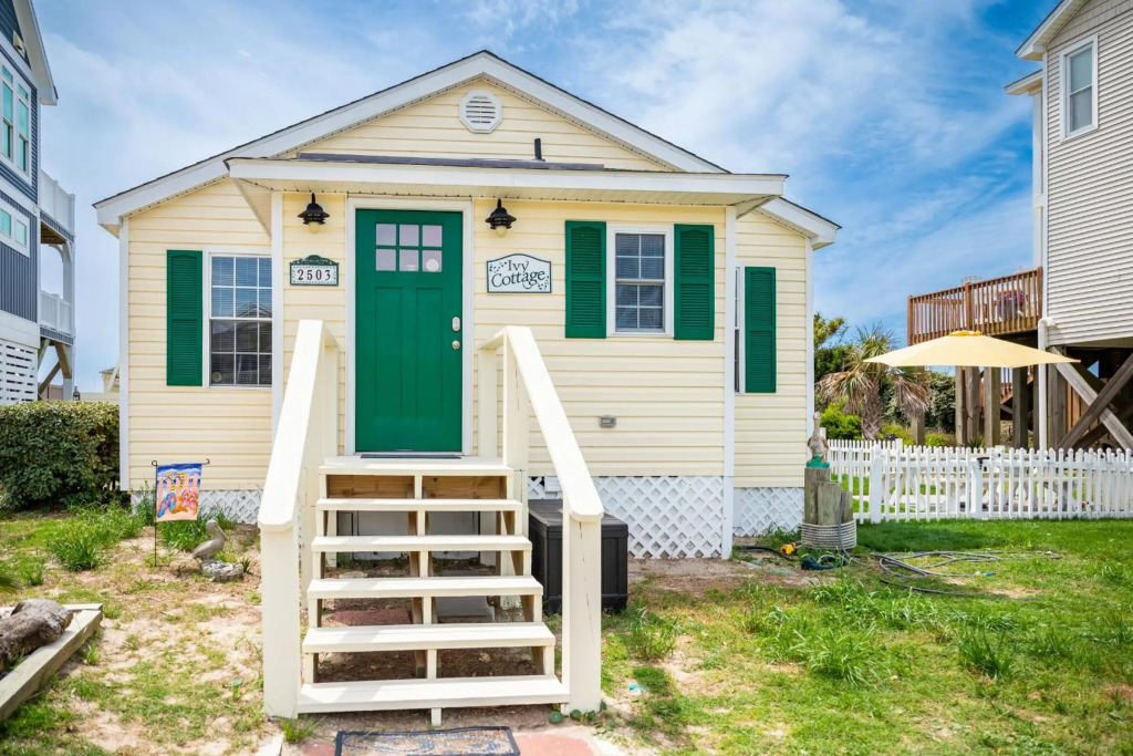 Ivy Cottage by Oak Island Accommodations