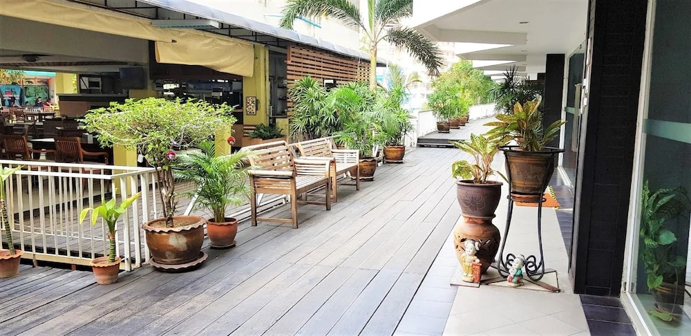 Jomtien Plaza residence large modern studio apartment