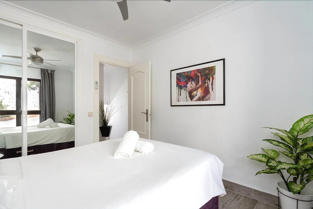 Stunning 2BR Apartment near the Beach Ref 54
