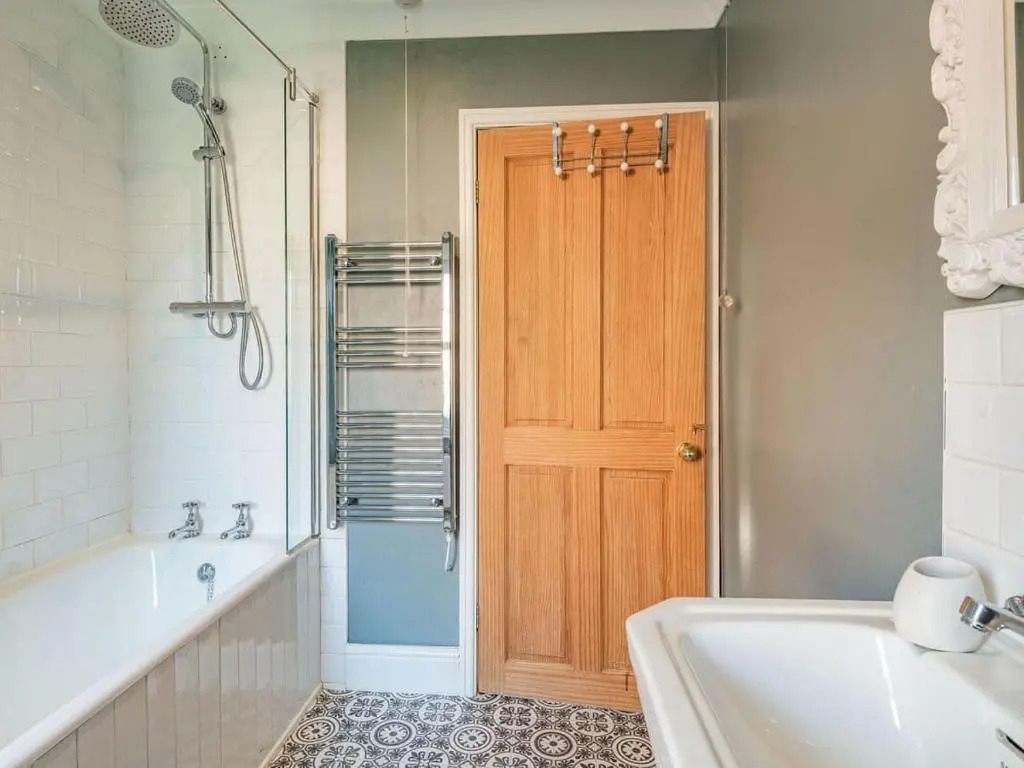 Cathedral Quarter House with free Secure Driveway Parking for 2 Cars