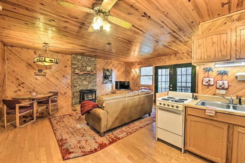Deck & Private Hot Tub! Maggie Valley Mtn Cabin