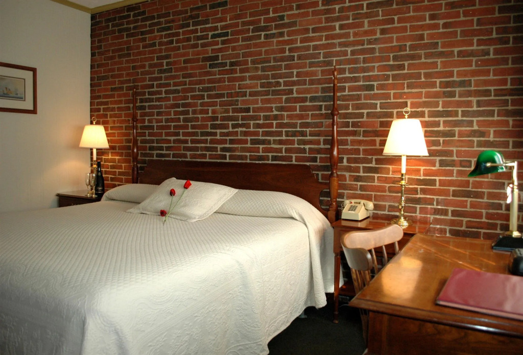 Lamie's Inn and The Old Salt Restaurant