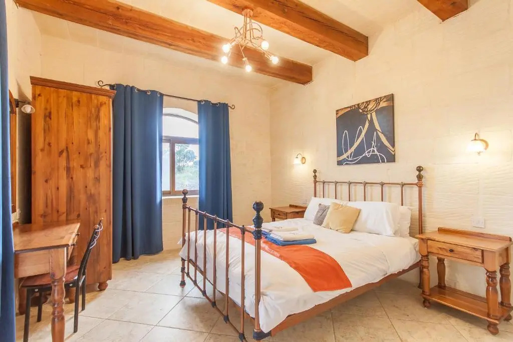 Centre Island Gozitan Farmhouse & Pool - Happy Rentals