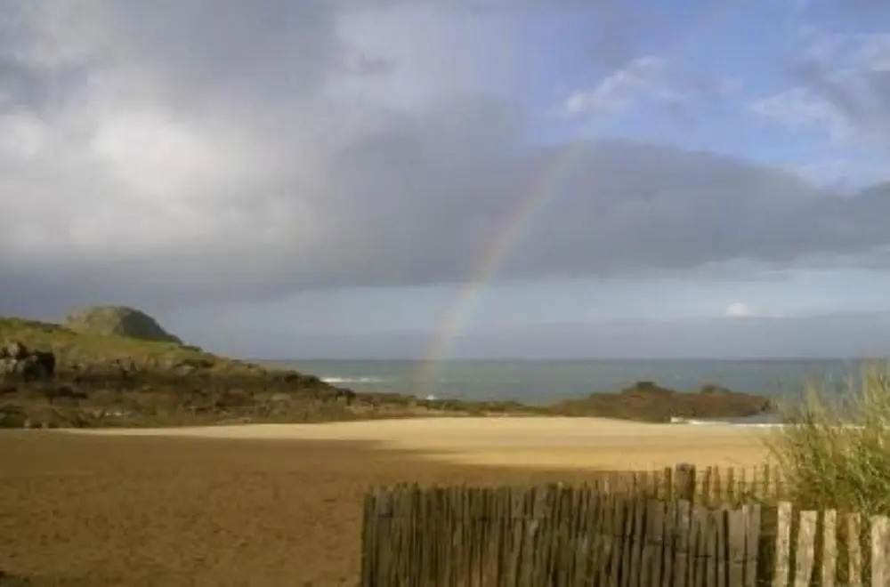 Maison avec jardin et plage de sable fin accessible à pied à 300m
