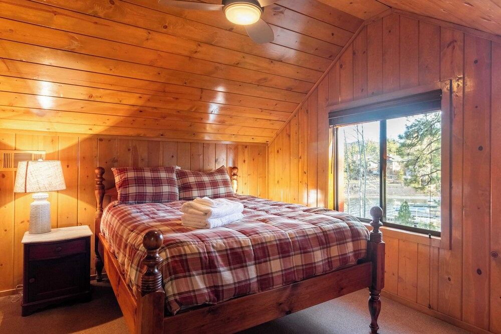 Shoreline Lakehouse by Avantstay Majestic Lakefront Cabin w/ Hot Tub & Fire Pit!
