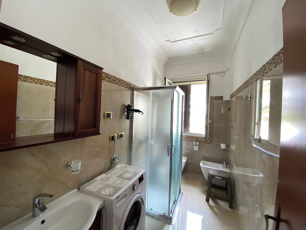 Apartment - Sleeps 5, Free Parking & Pet Friendl