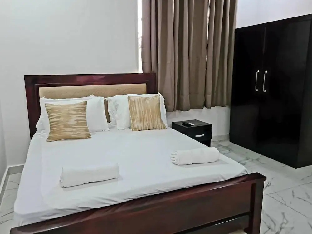 Gorgeous, Quiet & Comfy-close to Highway-parking