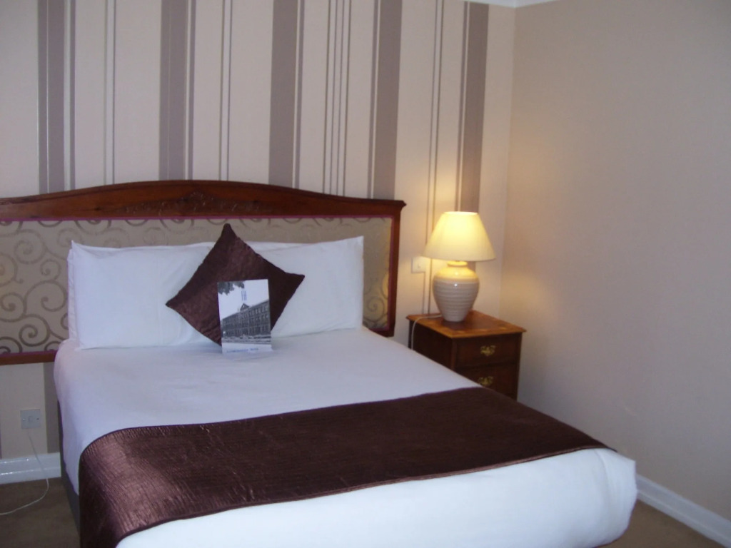 Fownes Hotel