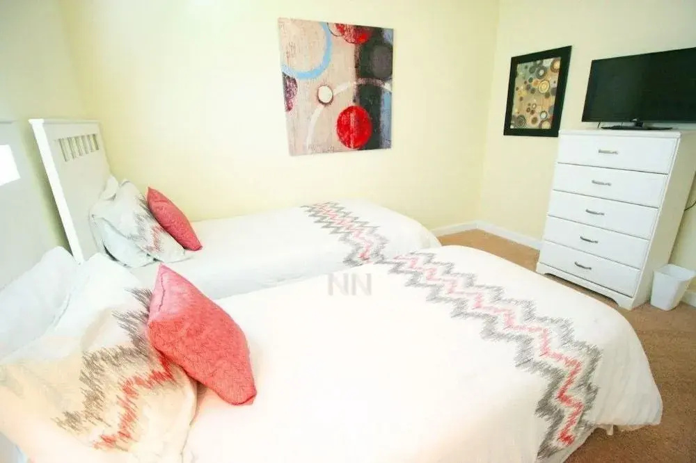 5 Bedrooms townhouse by RedAwning