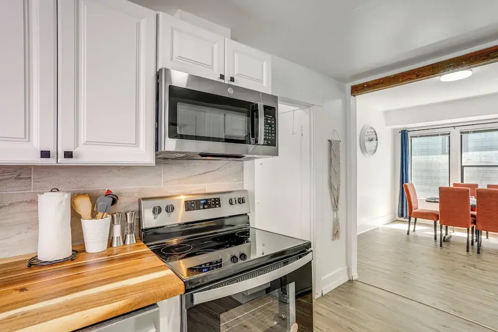 1 Mi to Green Lake: Family-friendly Seattle Home