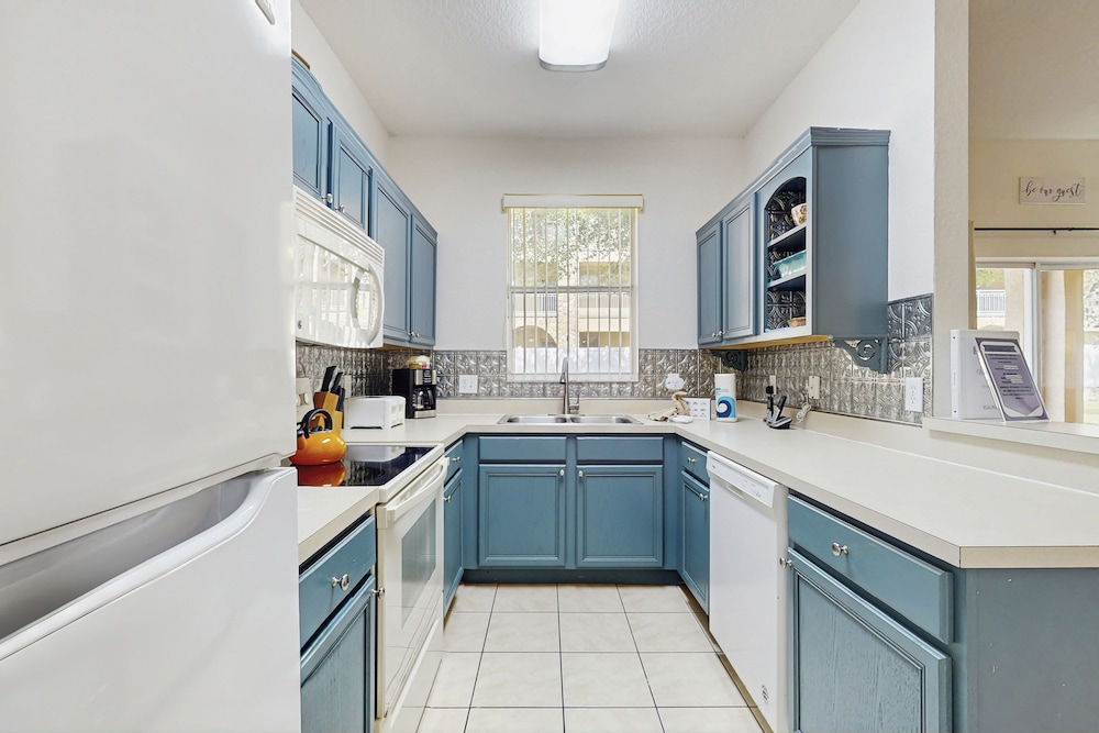 Wonderful, Two-level Home Close to Theme Parks With W/d, Central AC & Patio