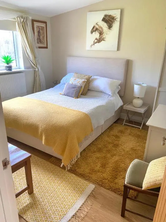 Stunning ANNEXE 1 luxury bedroom, eating area & bathroom only!