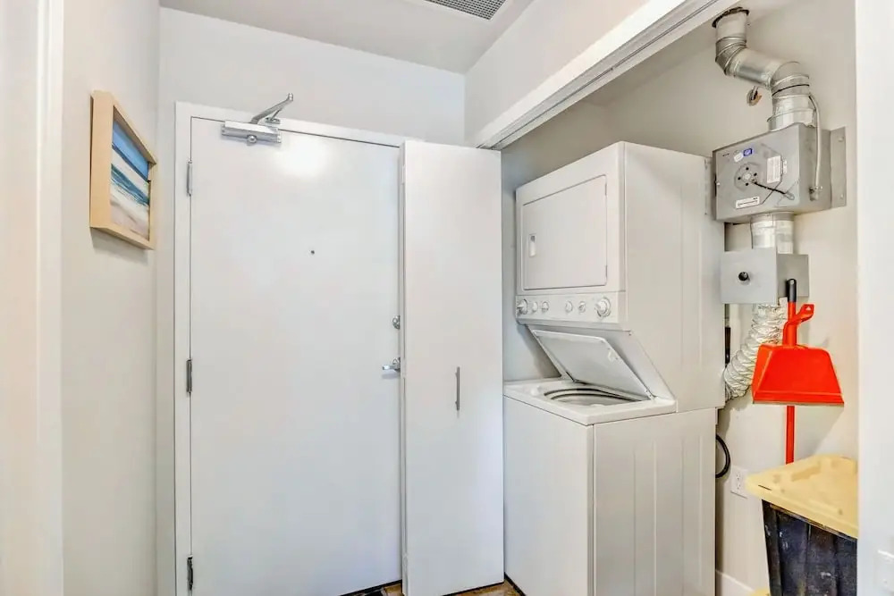 Stylish 2BR Condo Near Stampede Urban Retreat
