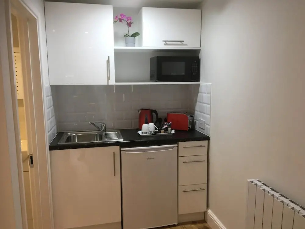 Trumbles Gatwick B&B, Peaceful Stay with Parking & Easy Airport Access