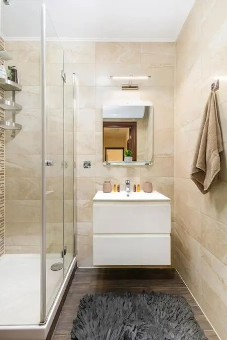 Brand new Central apartment, 10 minutes to Center